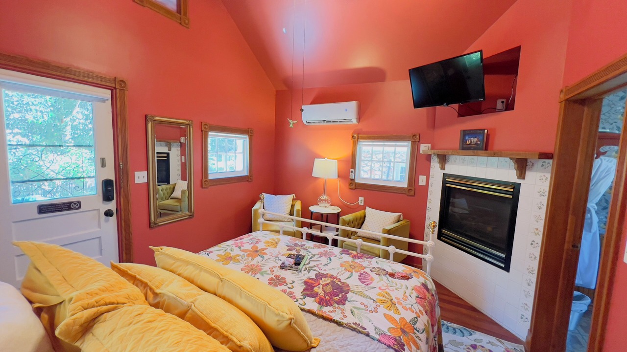 Photo of Bedroom in Eureka Springs Historic District