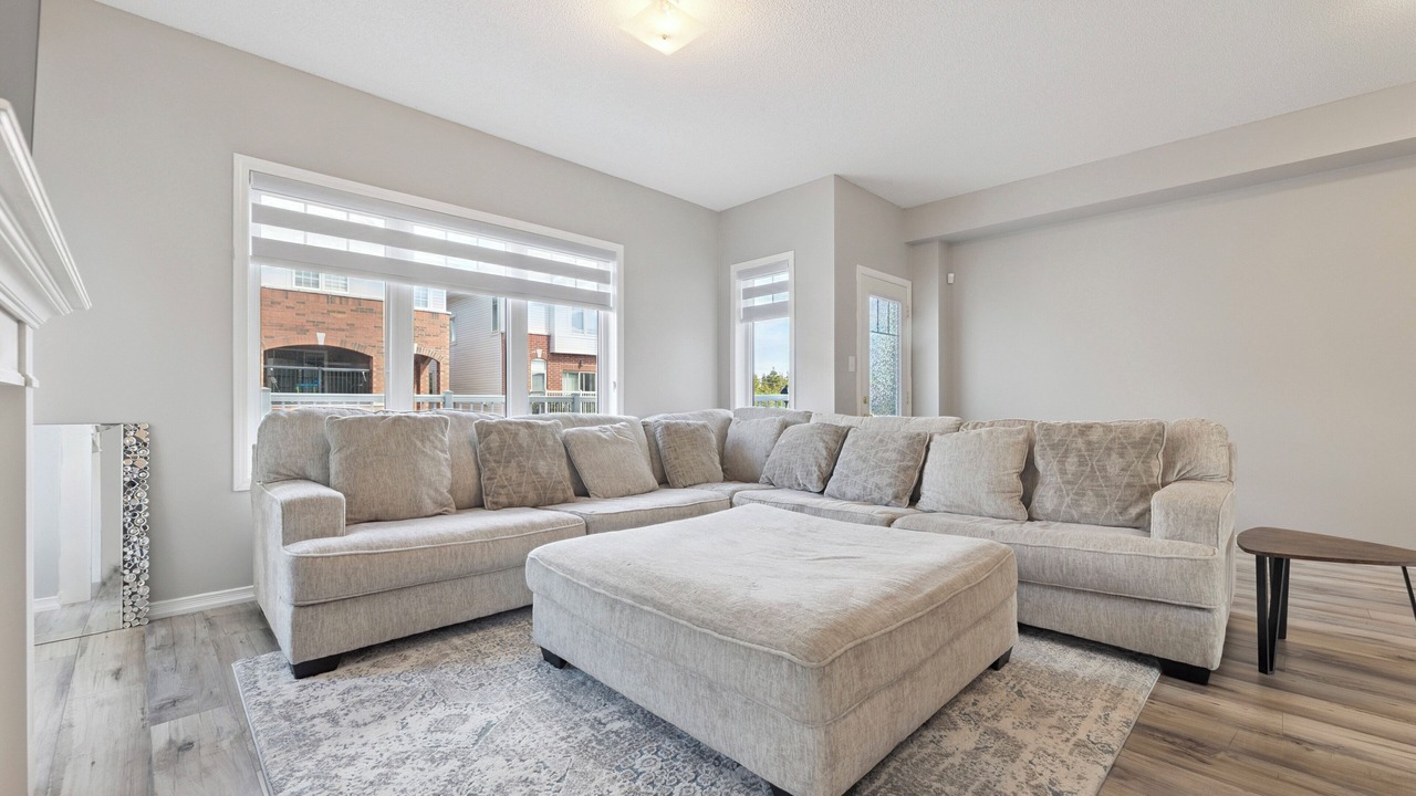 Photo of Livingroom in Ajax