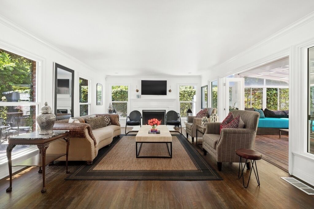 Photo of Livingroom in Beverly Glen