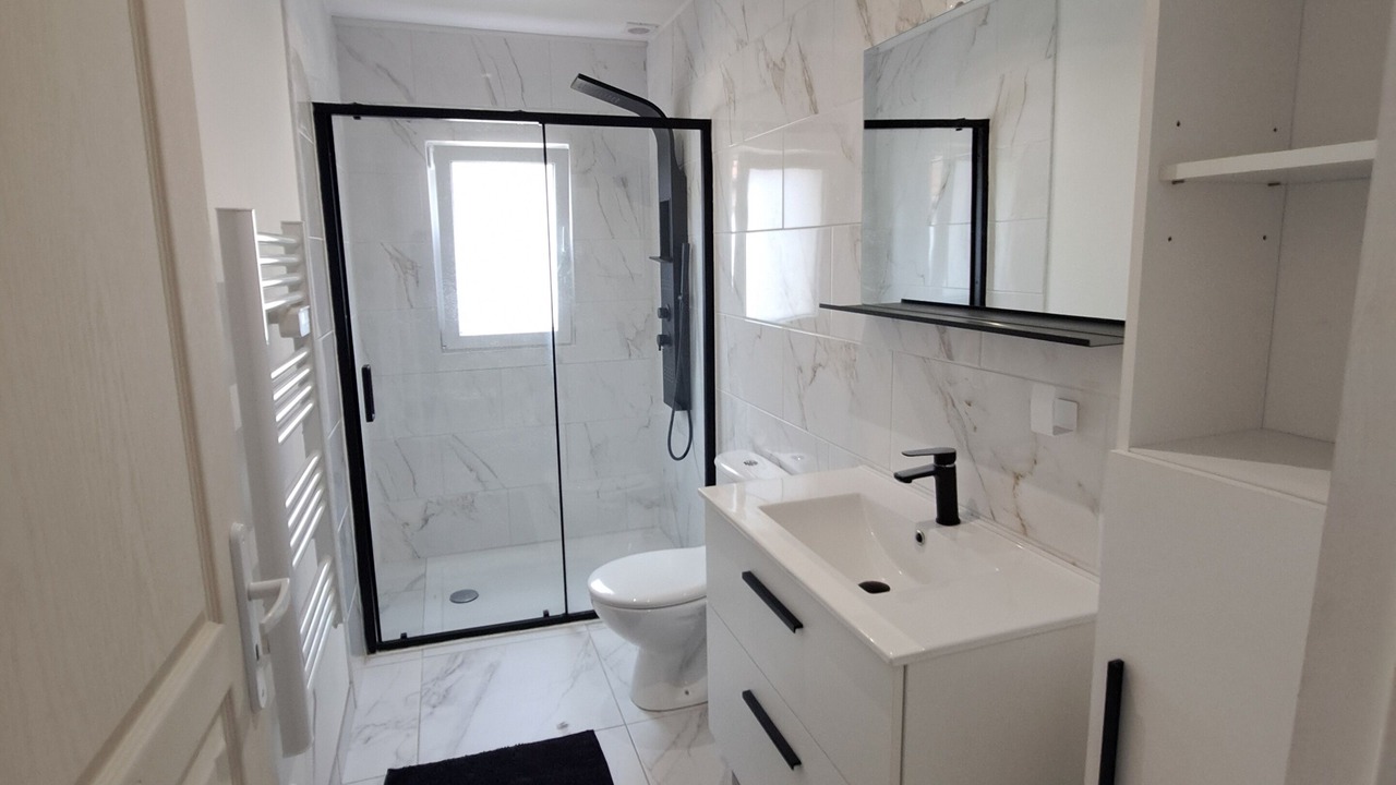 Photo of Bathroom in La Chapelle-Saint-Martin-en-Plaine