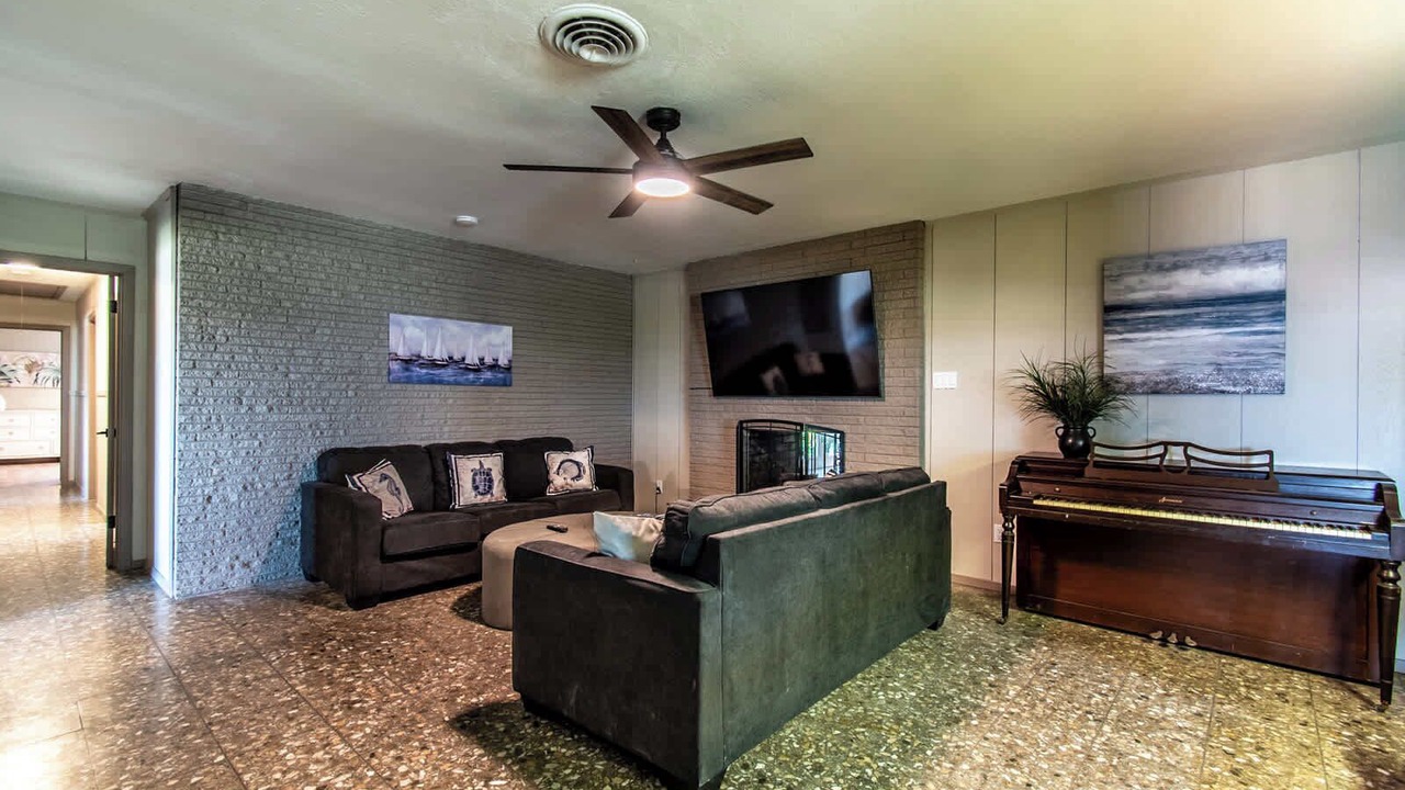 Photo of Livingroom in Bay Area