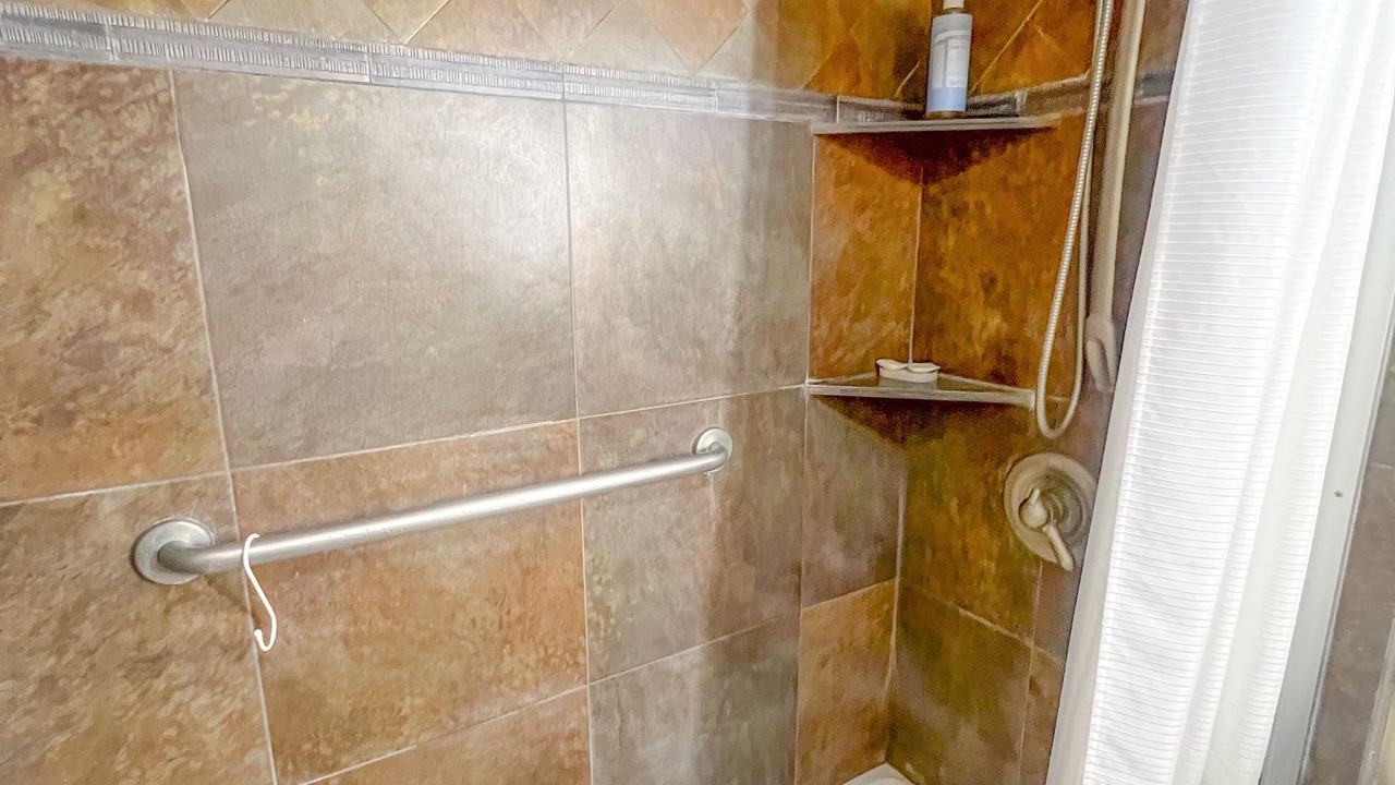 Photo of Bathroom in Downtown Honolulu