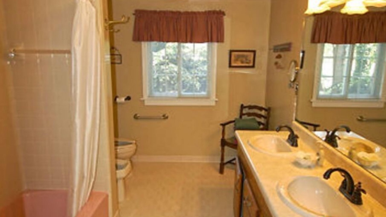 Photo of Bathroom in Candler