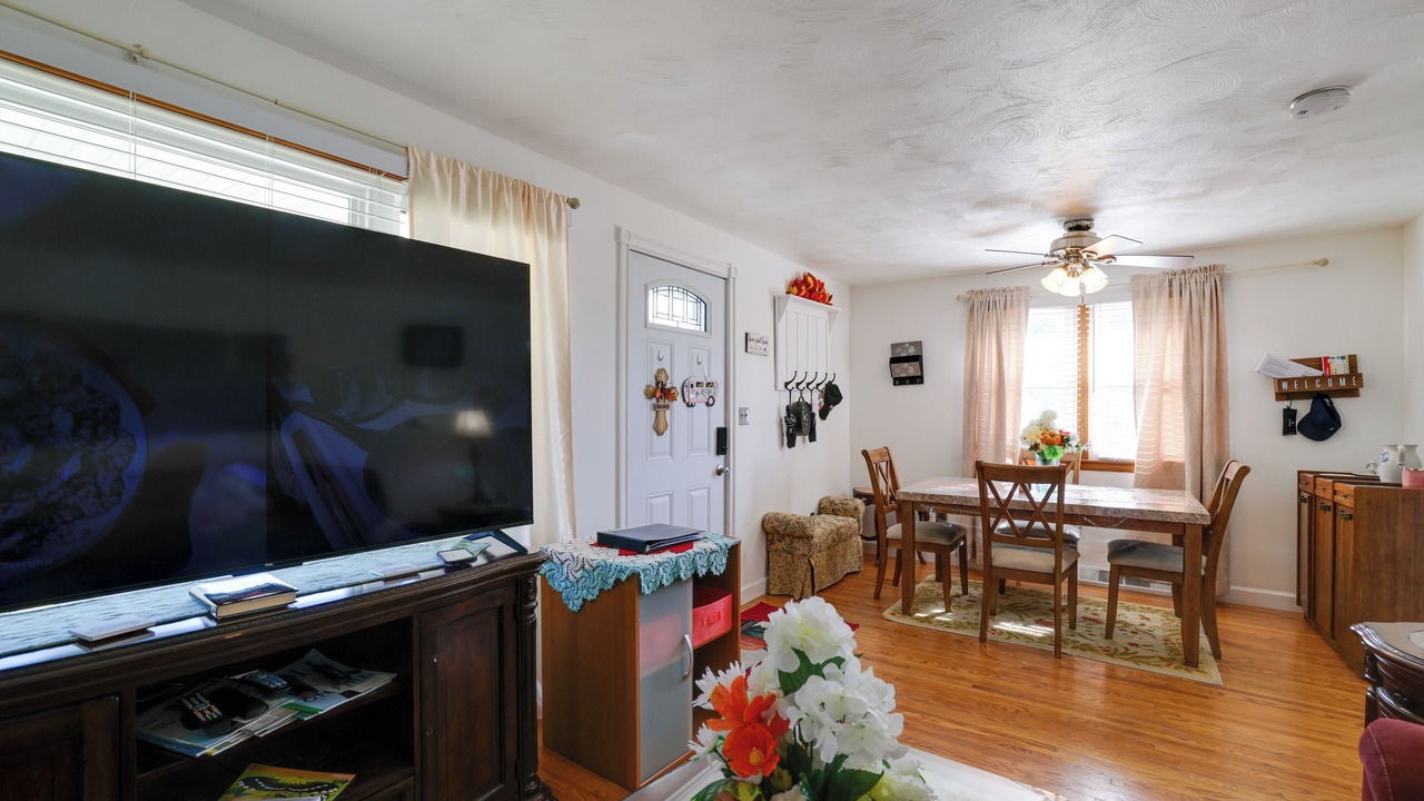Photo of Livingroom in Tonawanda