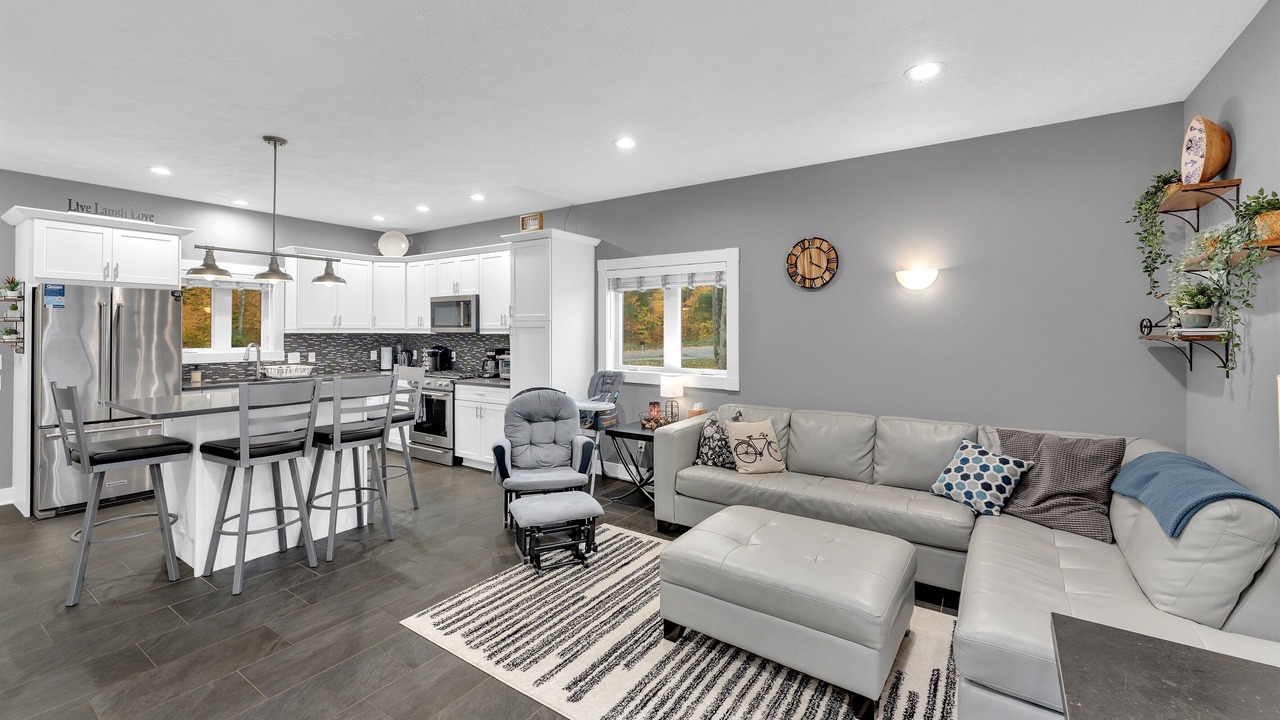 Photo of Livingroom in White Cloud