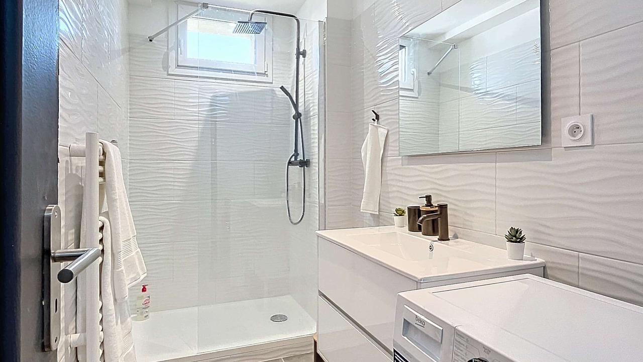 Photo of Bathroom in Jolimont-Soupetard-Bonhoure