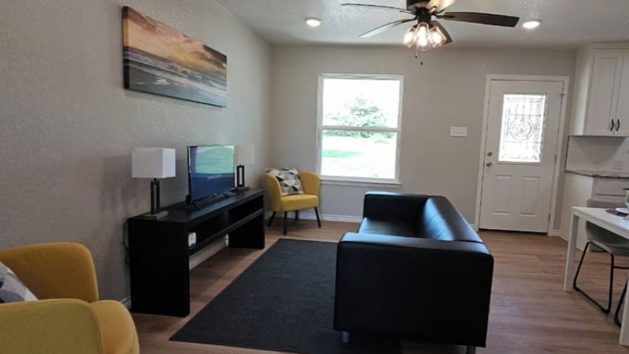 Photo of Livingroom in Leon Junction