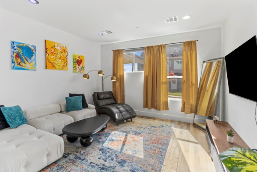 Photo of Livingroom in University Hills and Windsor Park