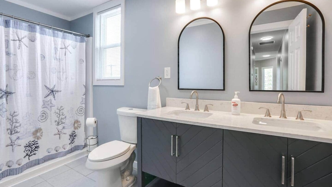 Photo of Bathroom in Downtown Niagara Falls