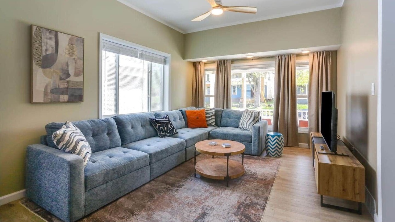 Photo of Livingroom in Downtown Niagara Falls