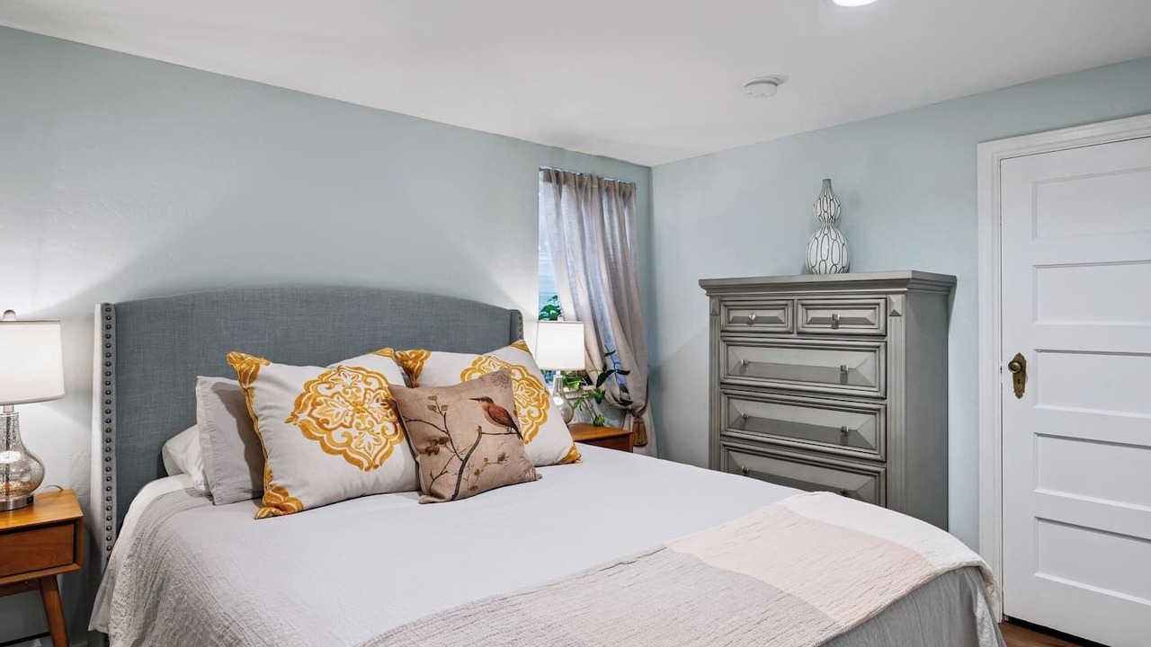 Photo of Bedroom in Depot Bench