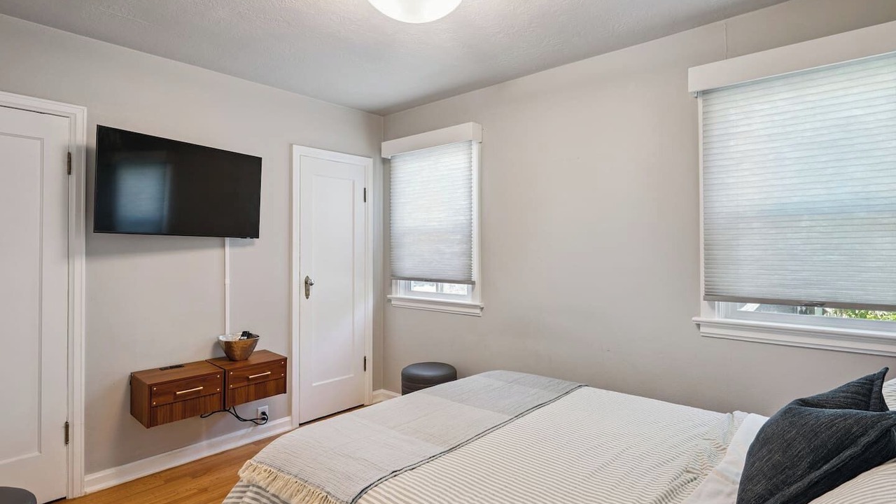 Photo of Bedroom in Depot Bench