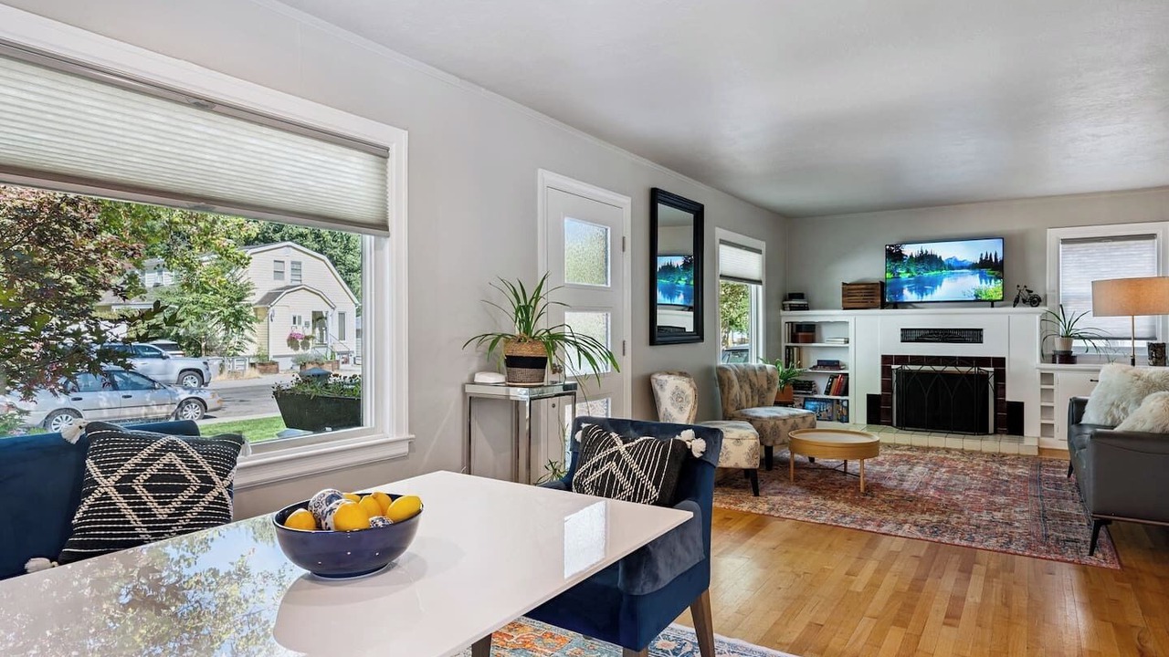 Photo of Livingroom in Depot Bench