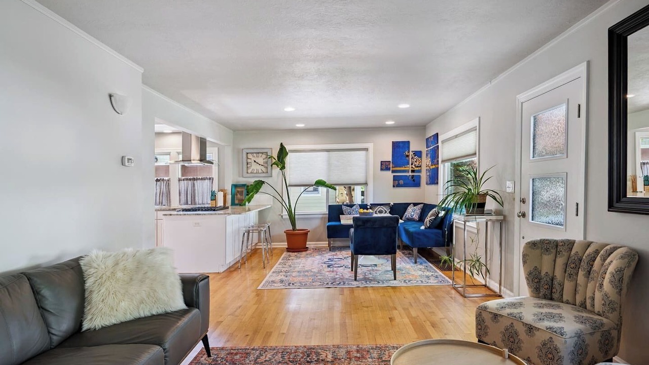 Photo of Livingroom in Depot Bench