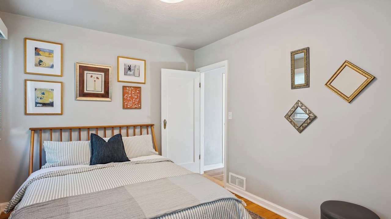 Photo of Bedroom in Depot Bench