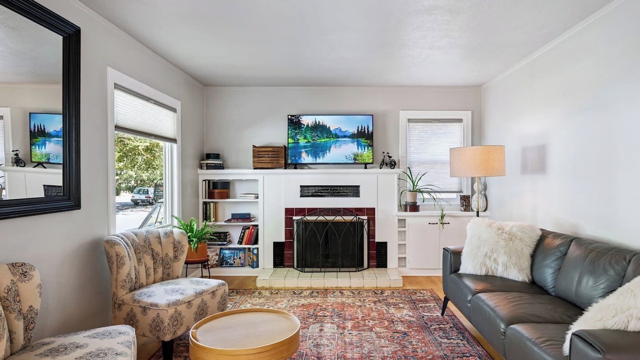 Photo of Livingroom in Depot Bench