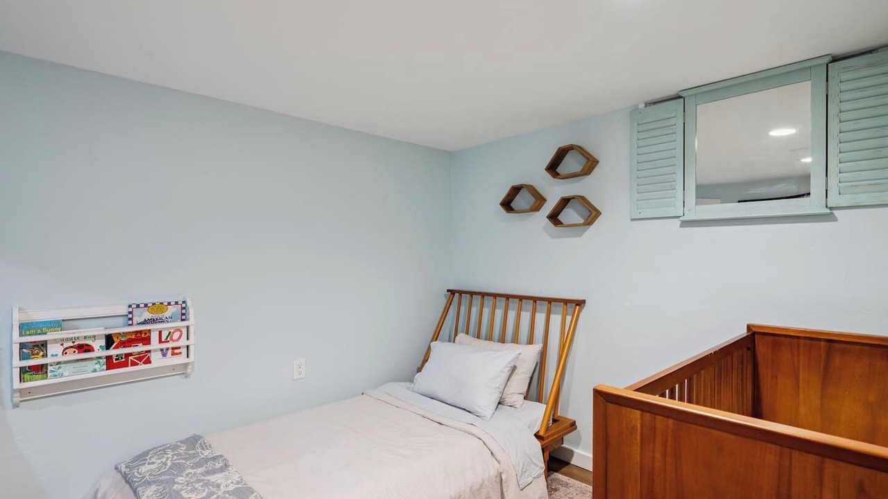 Photo of Bedroom in Depot Bench