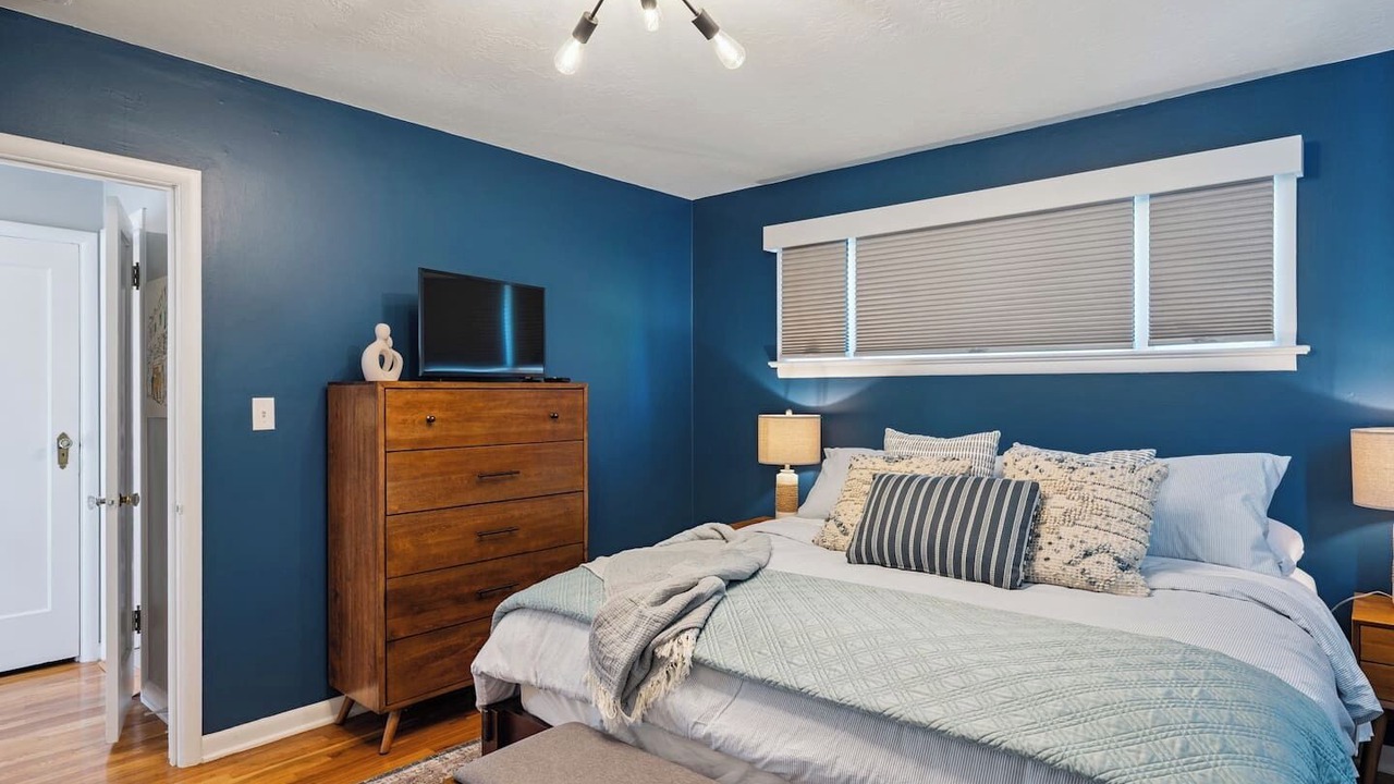 Photo of Bedroom in Depot Bench
