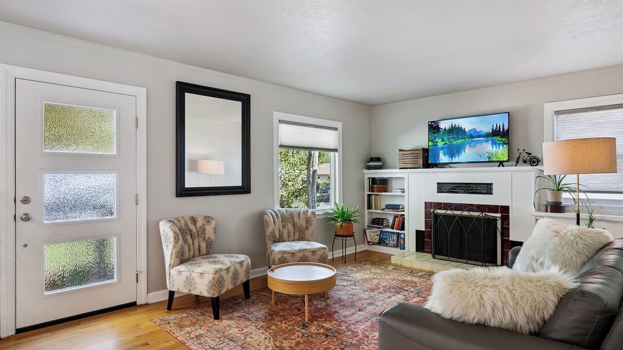 Photo of Livingroom in Depot Bench