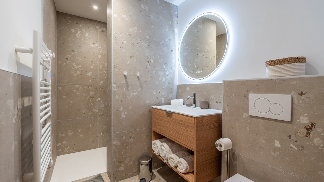 Photo of Bathroom in Thones