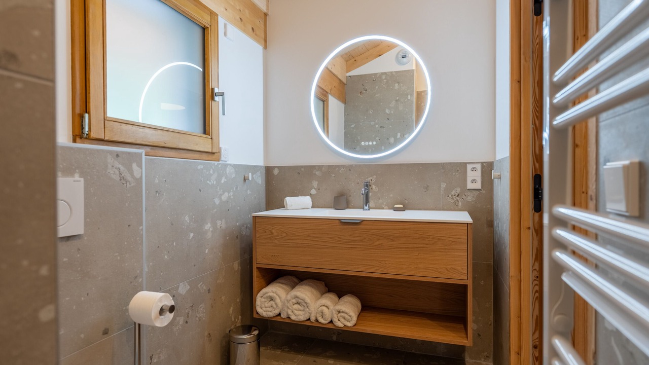 Photo of Bathroom in Thones