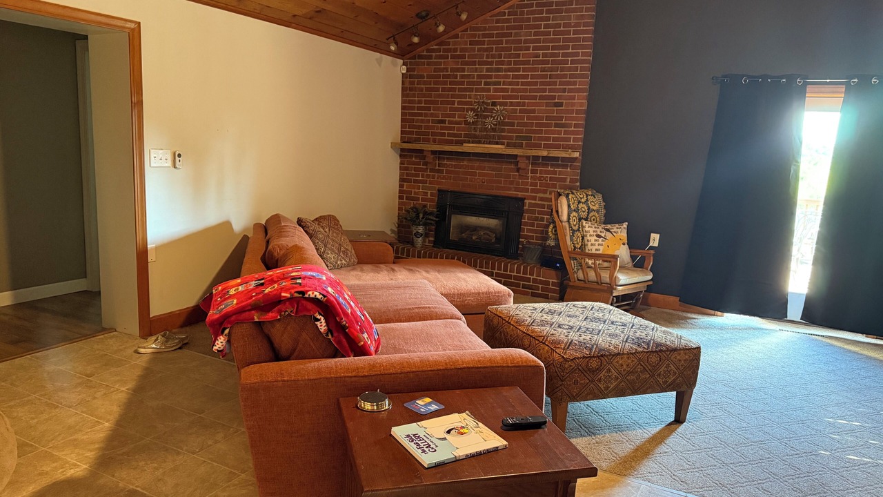 Photo of Livingroom in I-435 West KC-KS
