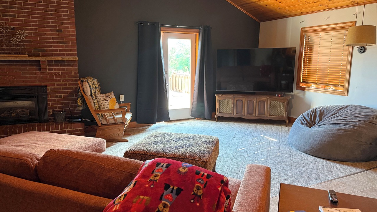 Photo of Livingroom in I-435 West KC-KS