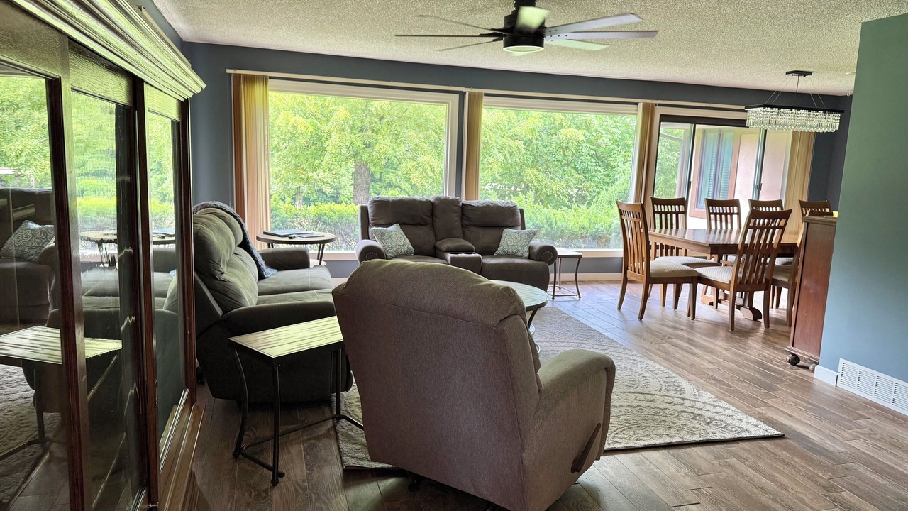 Photo of Livingroom in I-435 West KC-KS