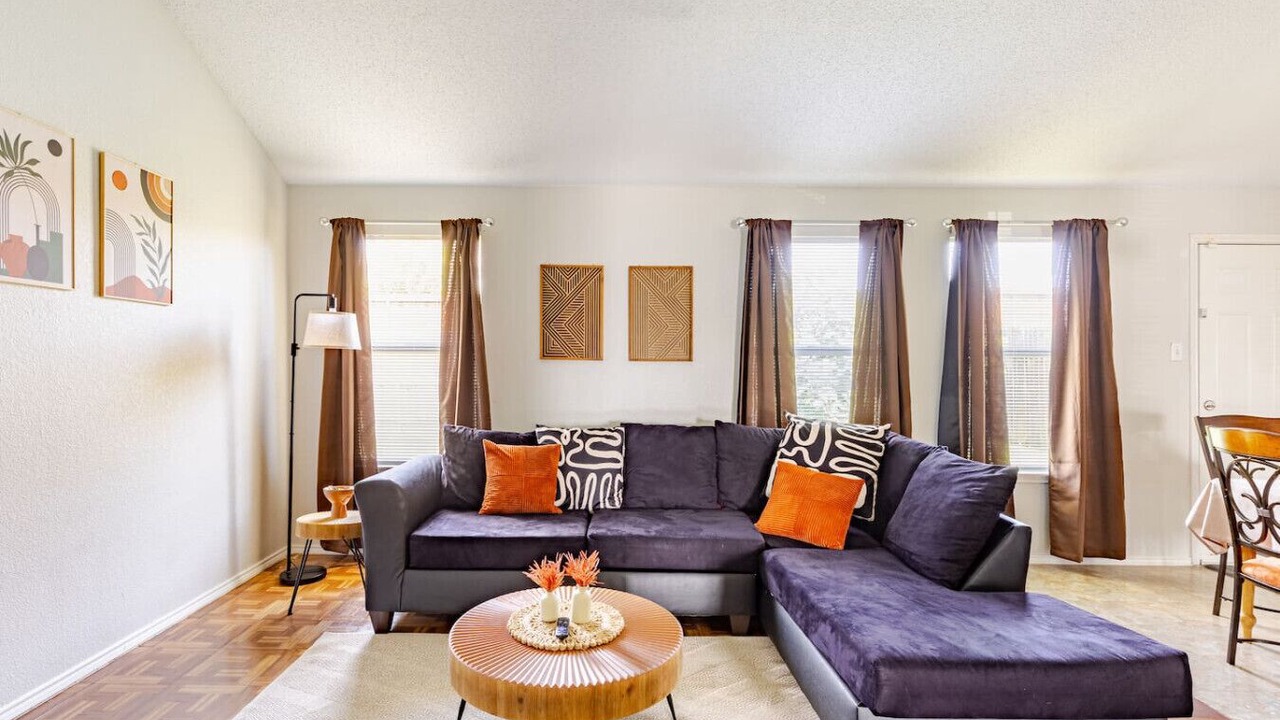 Photo of Livingroom in Southeast Arlington
