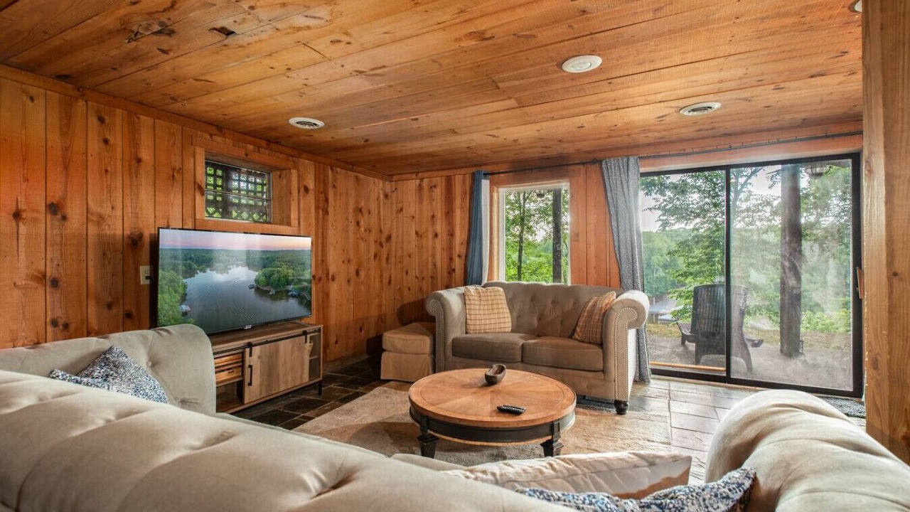 Photo of Livingroom in Roxboro