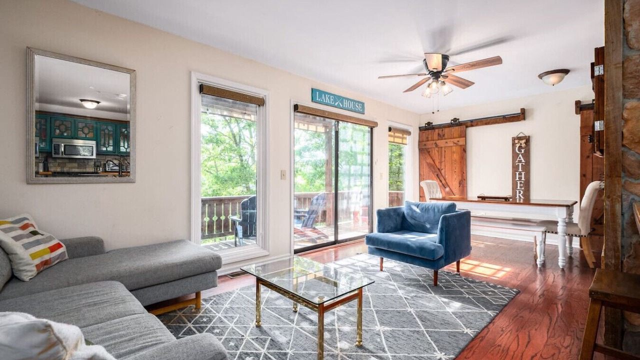 Photo of Livingroom in Roxboro