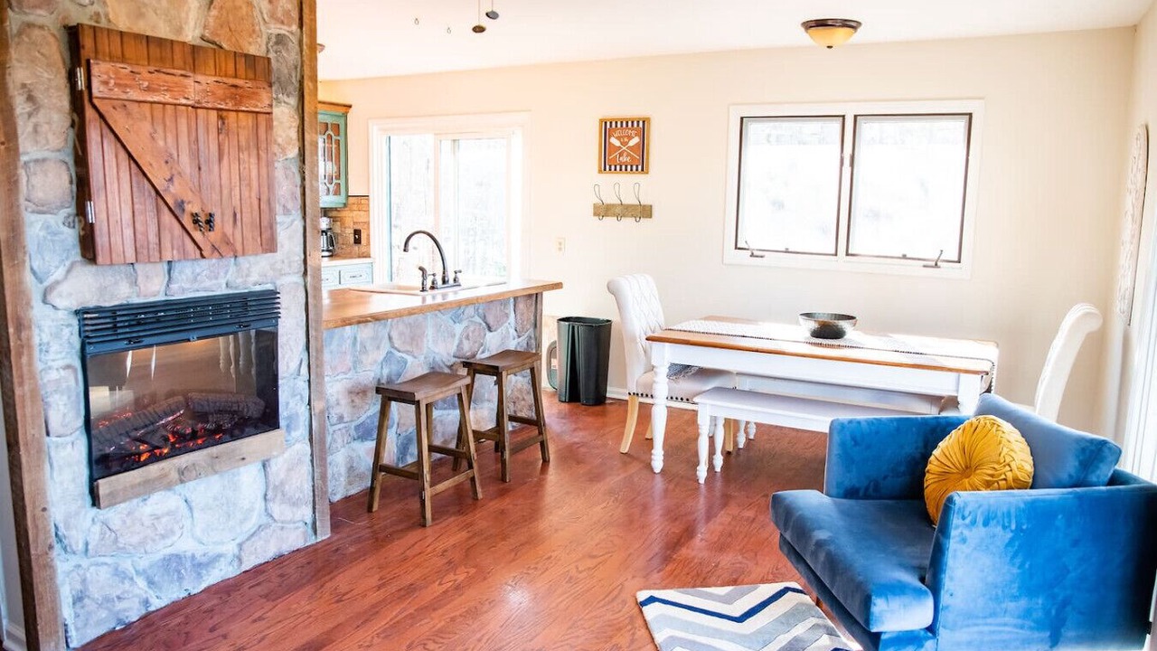 Photo of Livingroom in Roxboro
