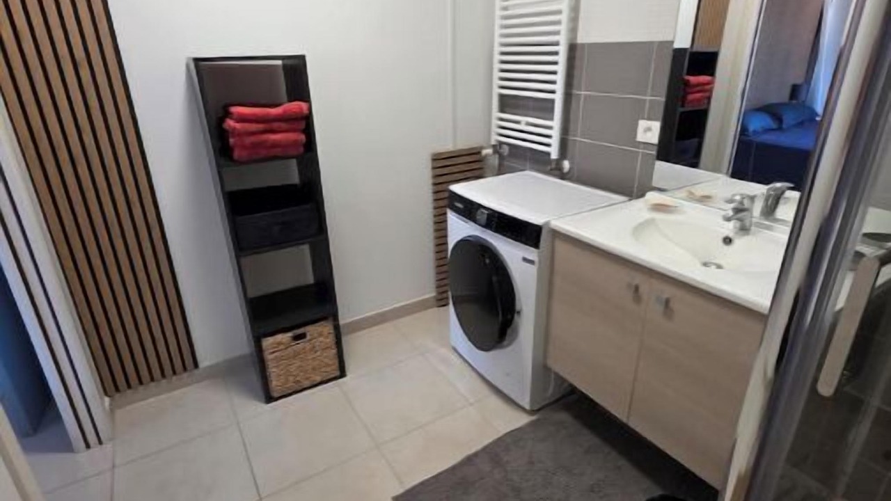 Photo of Bathroom in Hyeres City Centre