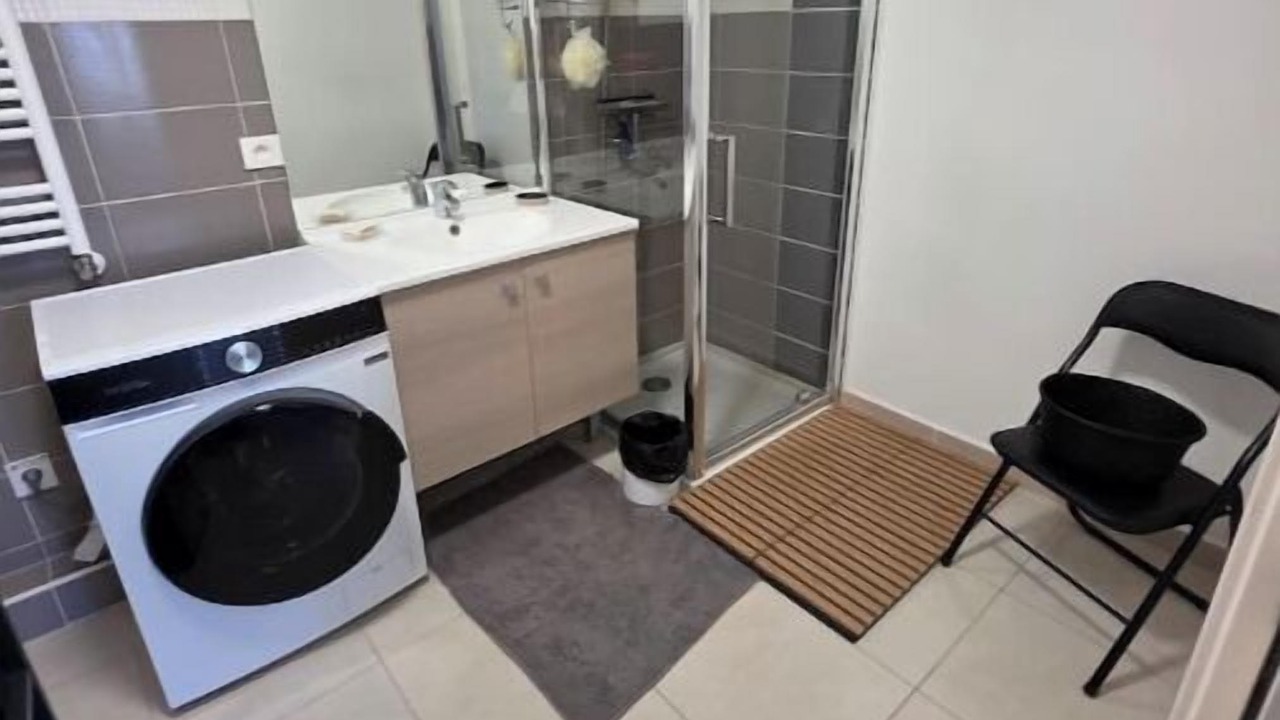 Photo of Bathroom in Hyeres City Centre