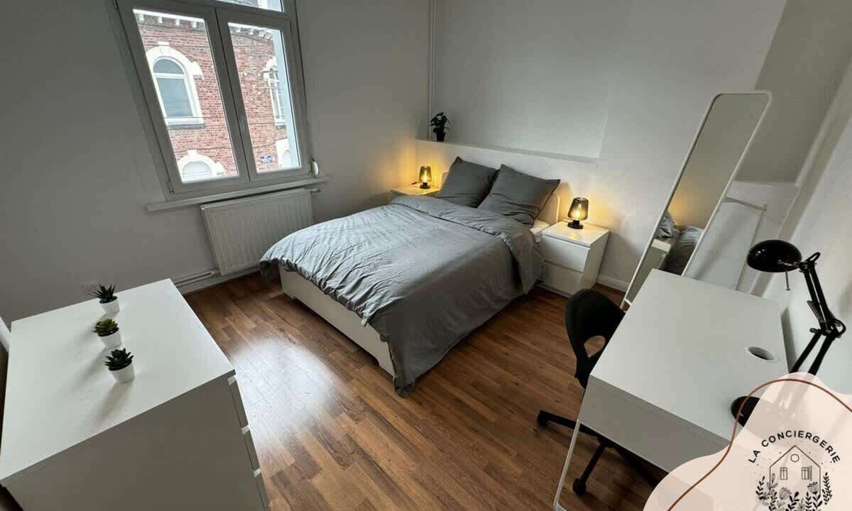 Photo of Bedroom in Lens