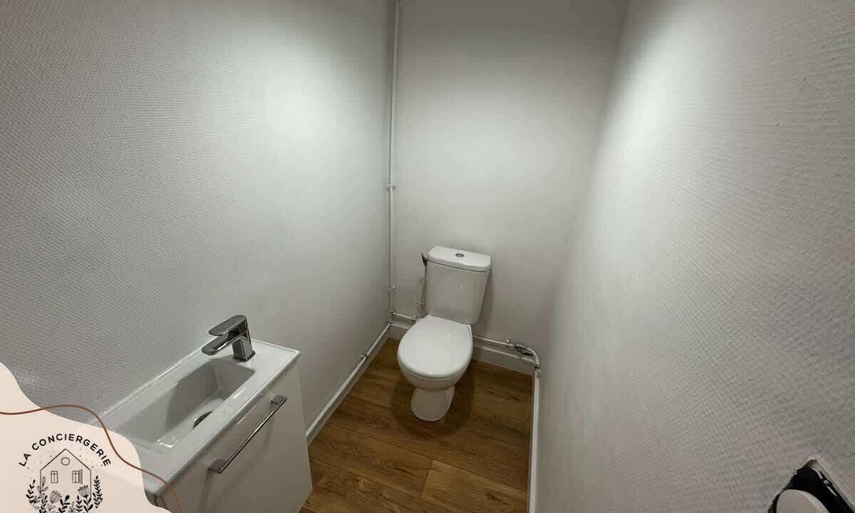 Photo of Bathroom in Lens