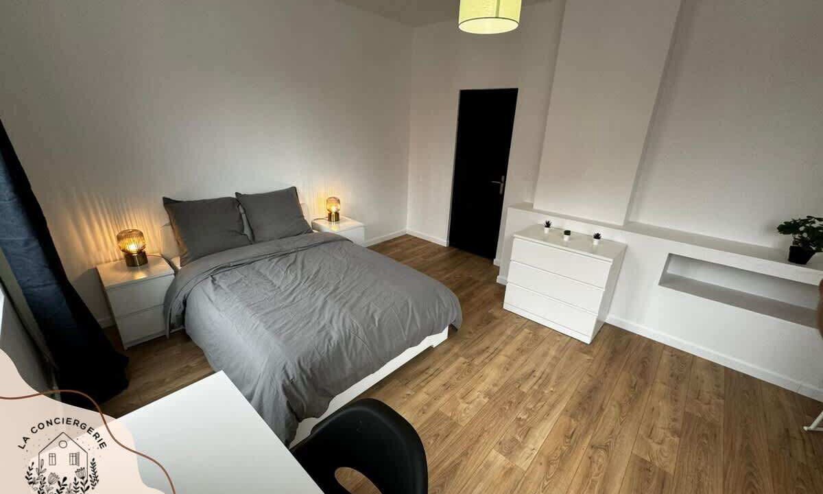 Photo of Bedroom in Lens
