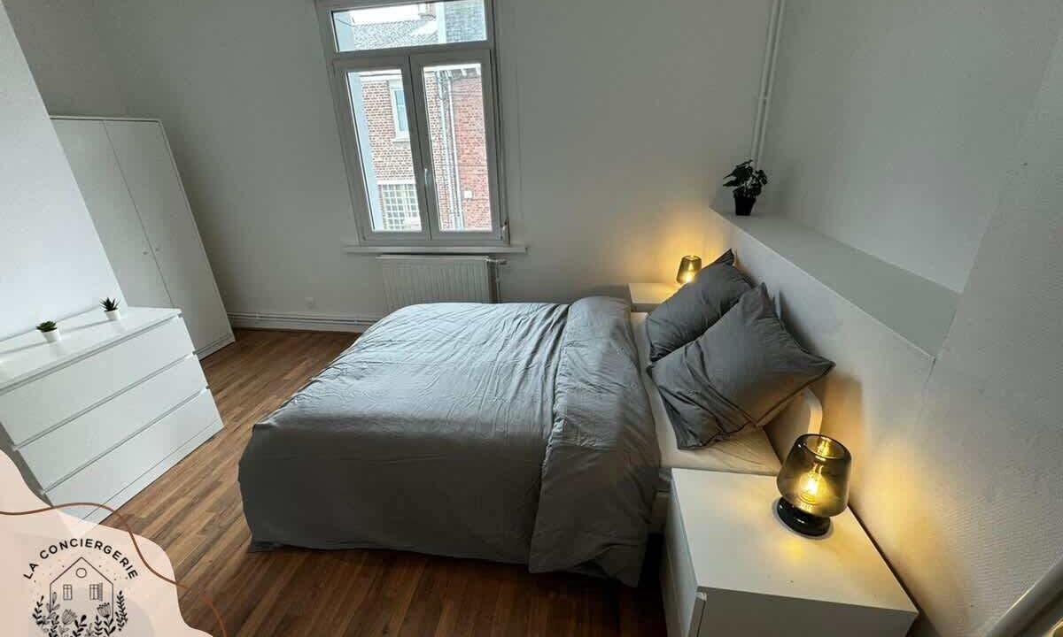 Photo of Bedroom in Lens