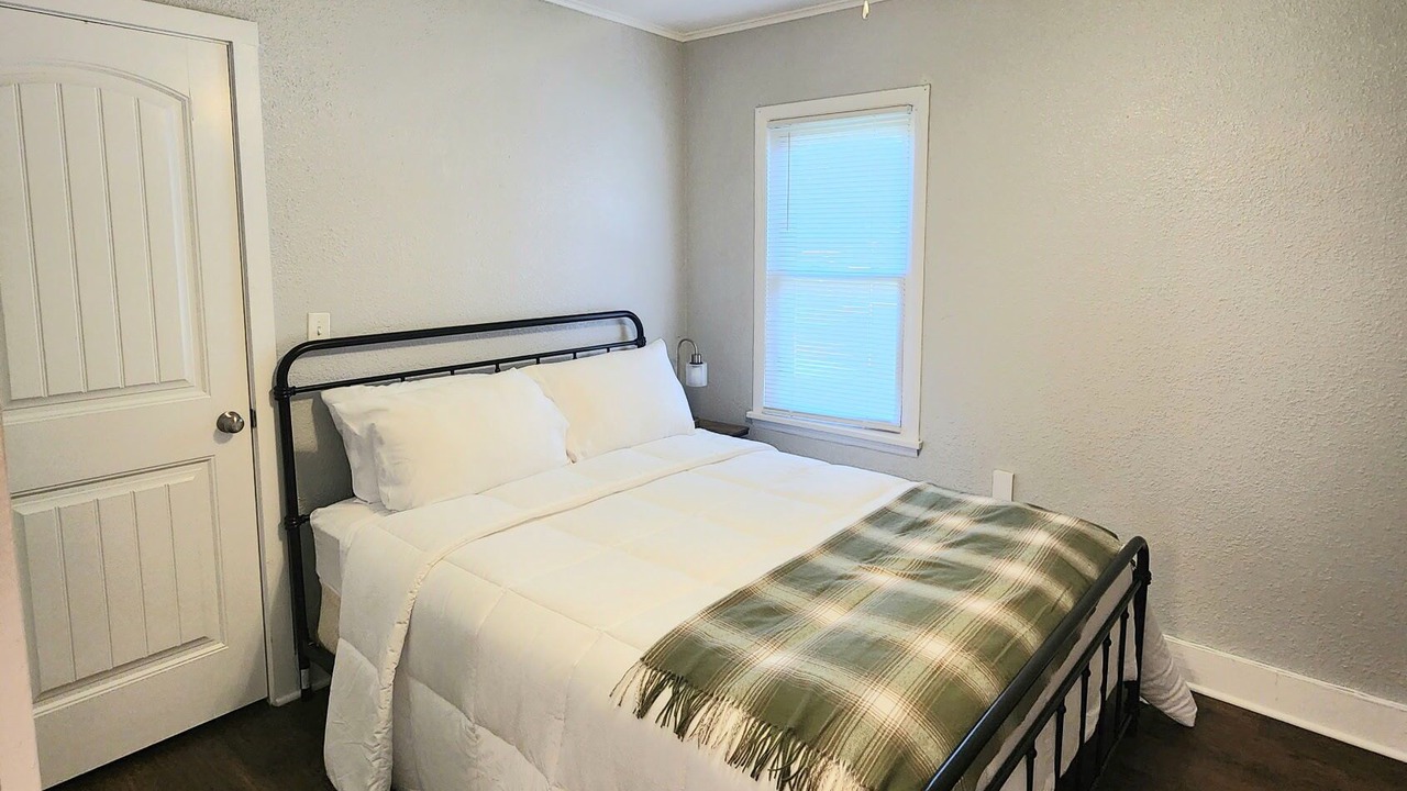 Photo of Bedroom in Cave Springs