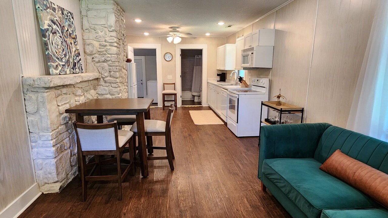 Photo of Livingroom in Cave Springs