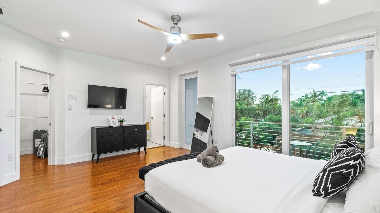 Photo of Bedroom in Downtown Hollywood