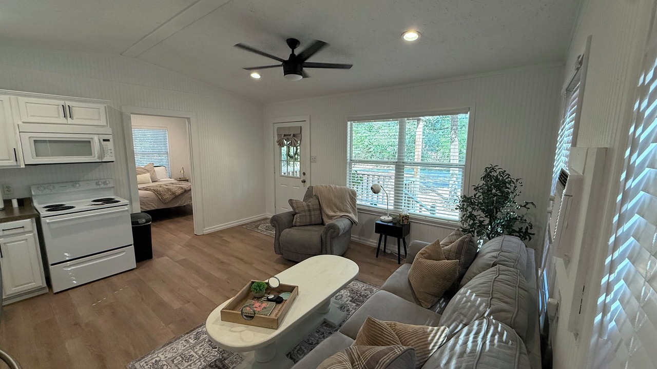 Photo of Livingroom in Whitehouse