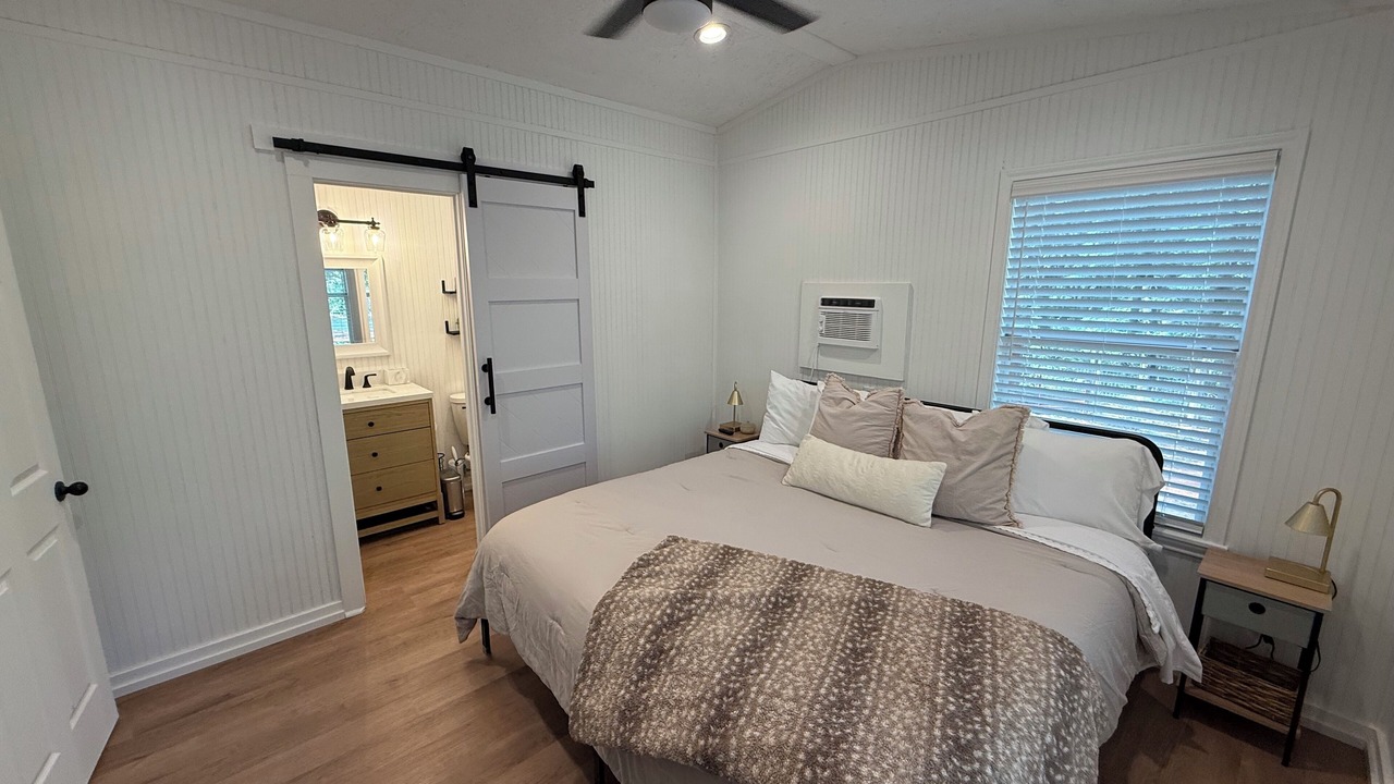 Photo of Bedroom in Whitehouse