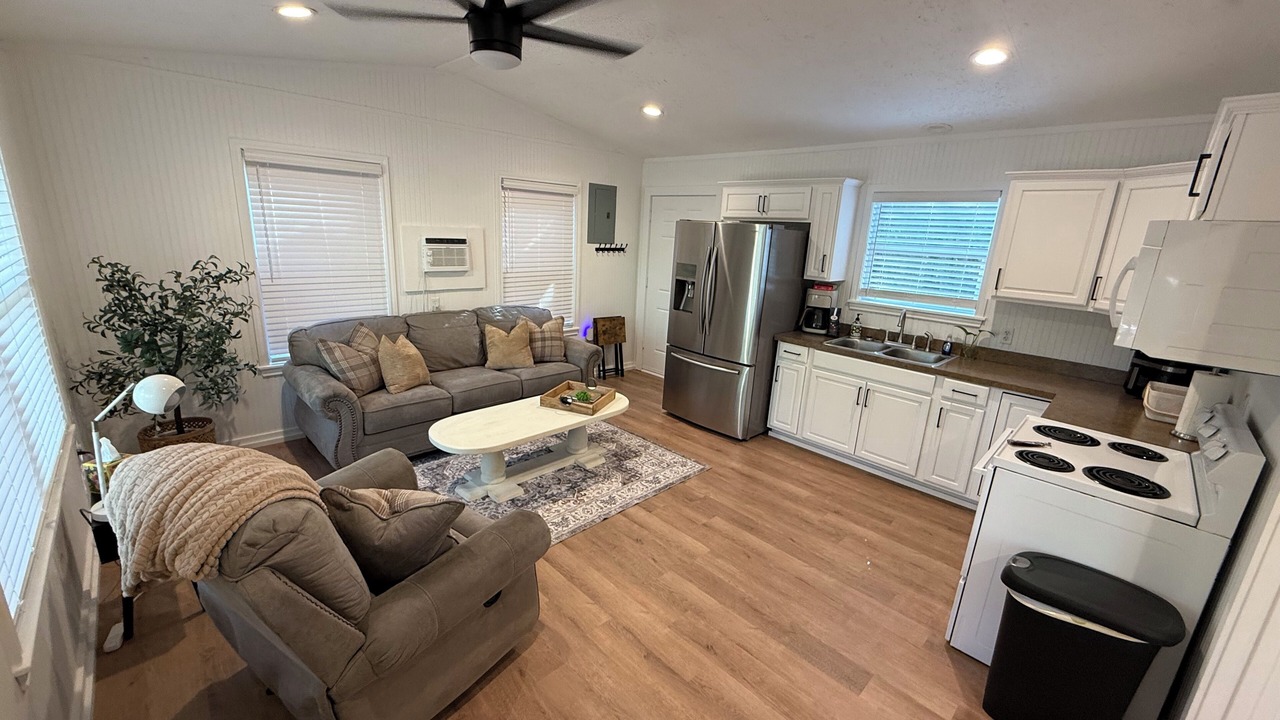 Photo of Livingroom in Whitehouse