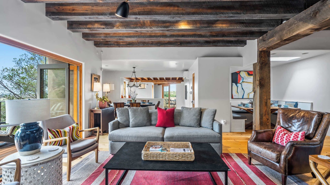 Photo of Livingroom in Historic Eastside