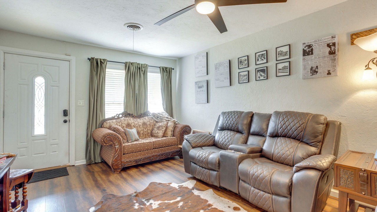 Photo of Livingroom in Guthrie