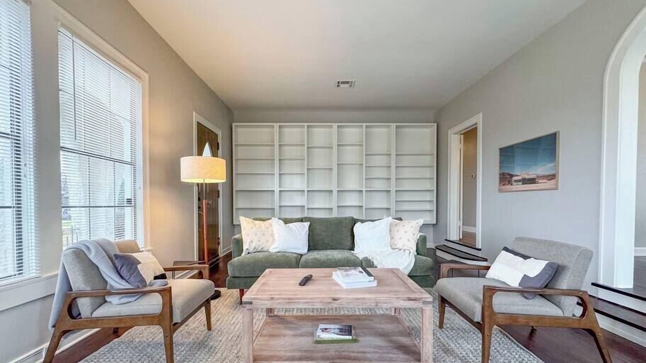 Photo of Livingroom in Austin Ave.