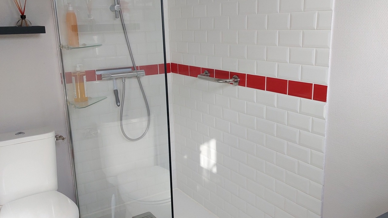 Photo of Bathroom in Pin - Vert Galant