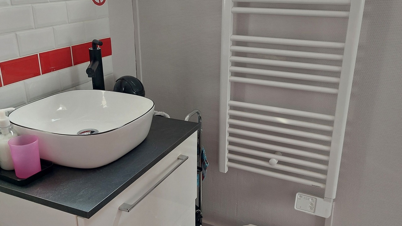 Photo of Bathroom in Pin - Vert Galant