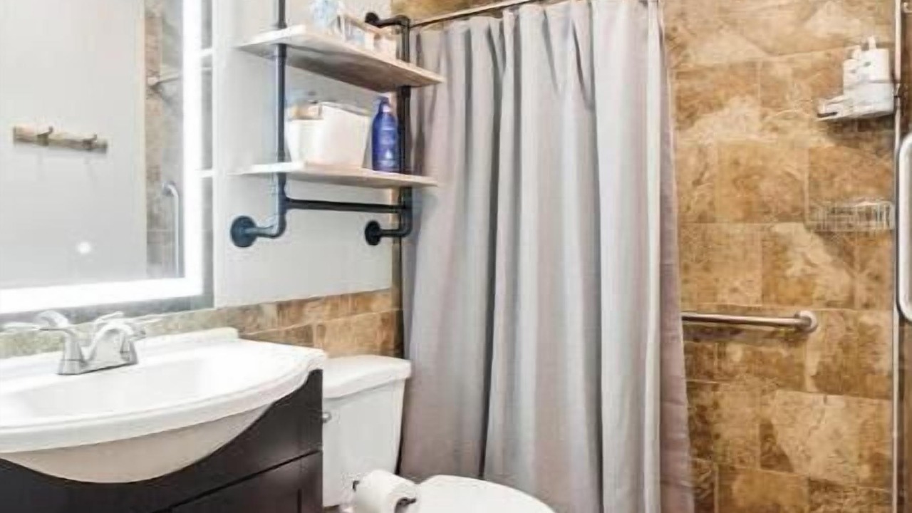 Photo of Bathroom in North by Northwest